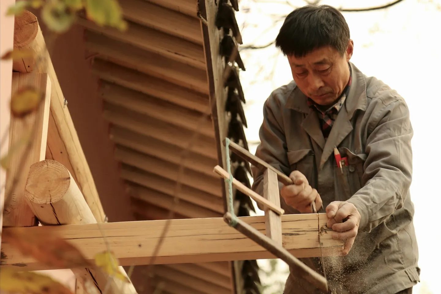 現場で作業する大工