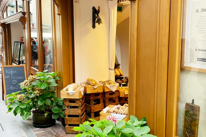 改装したパン屋の店先
